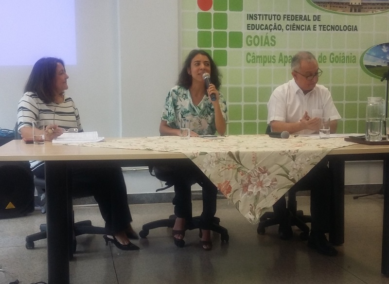 Professora Aleir Ferraz Tenório (esquerda) e os palestrantes e professores Ana Beatriz Machado de Freitas e Carlos Cardoso Silva, em mesa-redonda da Reunião de Planejamento Acadêmico do IFG Aparecida de Goiânia